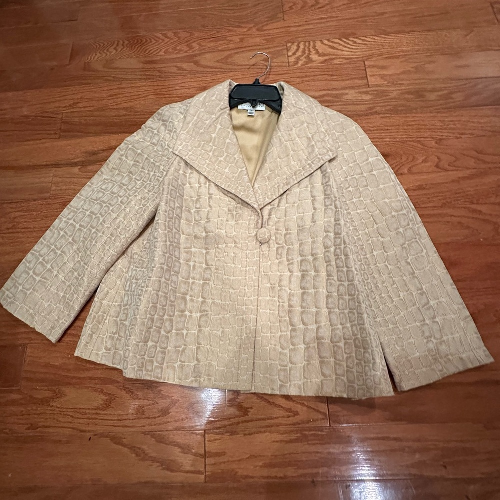 St. John Collection Croc Embossed sprint Swing jacket in Gold Cream Size Medium